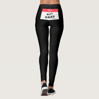 Leggings na frente da bandeira dos EUA e Karen Nom