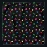 Lenço Impressões coloridas de pata de animais em preto<br><div class="desc">Mostre o quanto você ama os animais com esta linda e colorida pata de bandana. Também parece incrível com um fundo branco. Aposto que seu animal de estimação vai ficar adorável vestindo-o!</div>