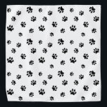 Lenço Padrão de impressão de pata preta<br><div class="desc">Mostre o quanto você ama os animais com esta bela bandana com estampas pretas. Também parece incrível com outros fundos mais leves. Aposto que seu animal de estimação vai ficar adorável vestindo-o!</div>