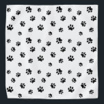 Lenço Padrão de impressão de pata preta<br><div class="desc">Mostre o quanto você ama os animais com esta bela bandana com estampas pretas. Também parece incrível com outros fundos mais leves. Aposto que seu animal de estimação vai ficar adorável vestindo-o!</div>