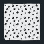 Lenço Padrão de impressão de pata preta<br><div class="desc">Mostre o quanto você ama os animais com esta bela bandana com estampas pretas. Também parece incrível com outros fundos mais leves. Aposto que seu animal de estimação vai ficar adorável vestindo-o!</div>