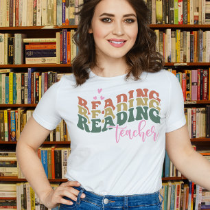 Lendo a camiseta do professor