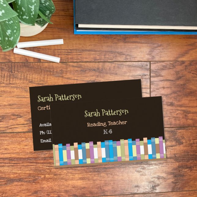 Lendo Cartões de visitas Pretos do Professor (Educator double-sided black business cards with colorful books .)
