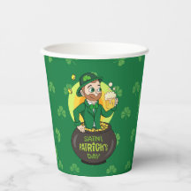 Leprecaína de desenho animado em pote de ouro segu