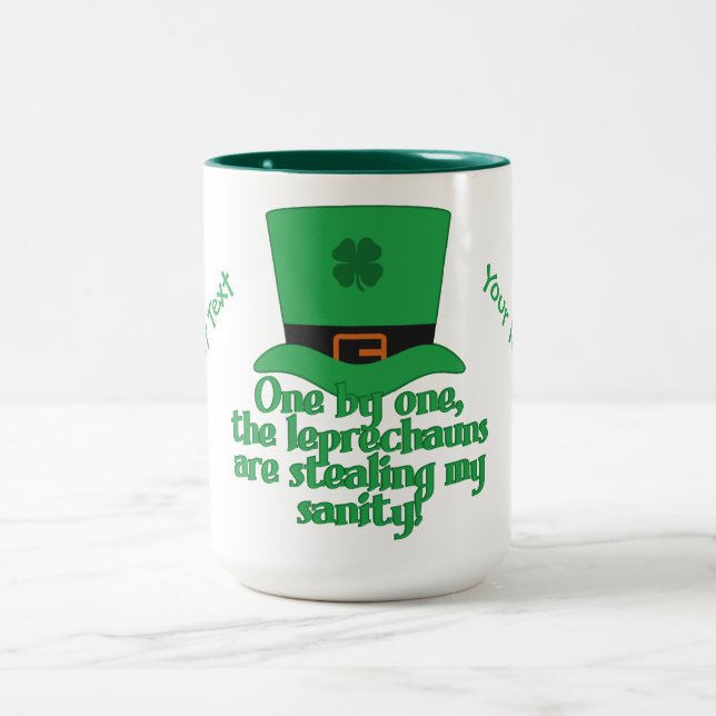 Leprechauns roubando canecas personalizadas do San (Centro)