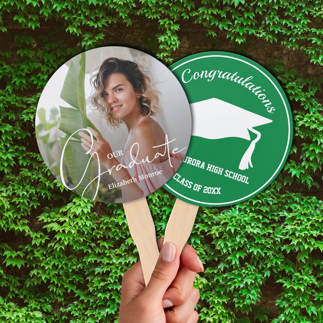 Leque Formando Boné Verde de Foto do Formando Moderno (Keep cool on graduation day or at your party with these photo double-sided hand fans.)