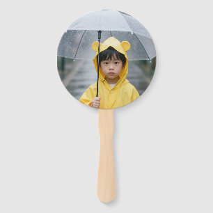 Leque Menino Fofo em Trench Amarelo Estética de Dia Chuv