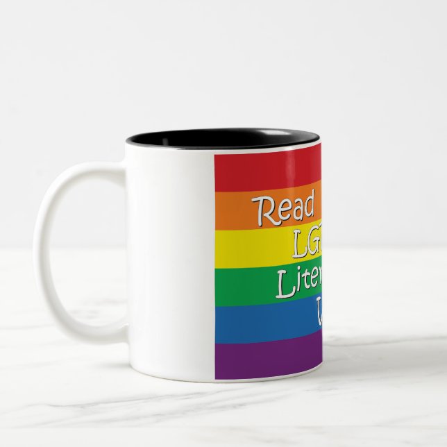 Ler com a caneca do Pride (Esquerda)