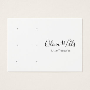 Letra branca com três pares de orifícios de orelha