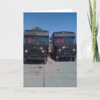 levanta o cartão e o convite da aposentadoria do