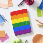 LGBT Monograma Rainbow Stripes Gay Orgulho Lésbico<br><div class="desc">Crie o seu próprio personalizado, personalizado, único, monocêntrico, de tipo único, belo e elegante na moda faux gold typografia script name monograma / iniciais, monograma, legal, moderno, vibrante, cores do pavilhão do orgulho gay LGBT, padrão de faixas geométricas coloridas, cobrir inteligente iPad magnético que se dobra em múltiplas posições de...</div>