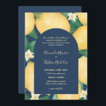 Limões no casamento de Marinhos em um único convit<br><div class="desc">Os convites de casamento elegantes apresentam a pintura aquosa de limões e verde acentuados com flores brancas de citros em azul marinho com o texto do seu casamento em amarelo pálido em um inset de arco azul marinho e os detalhes do seu casamento no verso. Itens CORRESPONDENTES disponíveis em nossa...</div>
