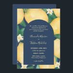 Limões no casamento de Marinhos em um único convit<br><div class="desc">Os convites de casamento elegantes apresentam a pintura aquosa de limões e verde acentuados com flores brancas de citros em azul marinho com o texto do seu casamento em amarelo pálido em um inset de arco azul marinho e os detalhes do seu casamento no verso. Itens CORRESPONDENTES disponíveis em nossa...</div>