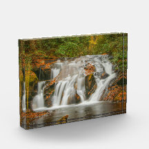 Linda cachoeira dos Duques riacho em N. Georgia