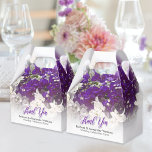 Linda caixa branca e roxa<br><div class="desc">Projetada como uma Caixa de Favor de Casamento para complementar nossos Convites florais de Verão Branco e Rosa/Púrpura Bougainvillea e Papel de carta, esta Caixa de Agradecimentos também pode ser fácil e totalmente personalizada para aniversários e outras Ocasiões Especiais. Mudar a redação do texto e a fonte é simples. Veja...</div>