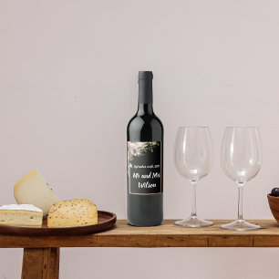 Linda flor rosa nos rótulos dos vinhos de casament