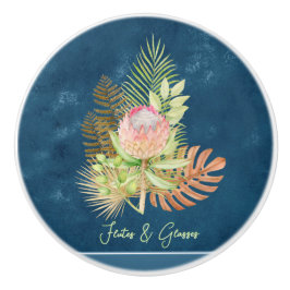 Lindas flores tropicais sob o costume do batik blu