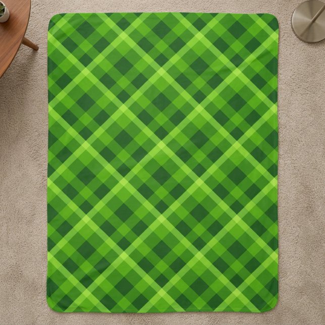 Lindo Cobertor Sherpa Xadrez Verde Grande (Beautiful Tree Green Plaid Large Sherpa Blanket laid out on a carpet floor in a home.)