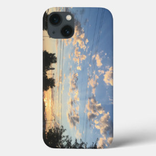 Lindo pôr do sol e nuvens
