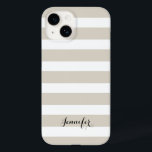 Linen Beige e Black Classic Stripes Monograma<br><div class="desc">Proteja seu telefone com estilo com esta capas de iphone listrada de pré-disquete clássica, com um padrão de faixa de eterno e um nome personalizado ou monograma para um toque sofisticado. Escolha entre uma variedade de cores e fontes para corresponder à sua estética, seja preferindo tons negros, pastéis ou neutros....</div>