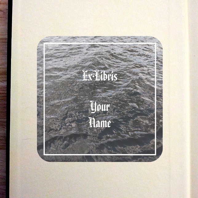 Livro de etiqueta de água de rio (River Water Bookplate in Old Book)