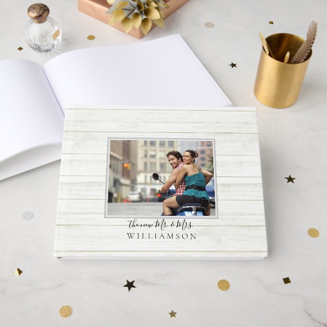 Livro De Visitas Elegante Script Rustic Wood Novo Sr. E Sra. Photo (Frente aberta)