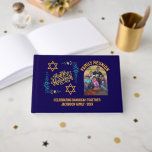 Livro De Visitas FELIZ HANUKKAH Chanukah<br><div class="desc">Na moda HAPPY HANUKKAH Chanukah Guest Book , com TEXTO PERSONALIZÁVEL E FOTO, especialmente desenhado com a Estrela de David, bordado de canto e tipografia descritiva. O texto na parte inferior é PERSONALIZÁVEL para que você possa adicionar sua mensagem personalizada, por exemplo, seu nome, nome da família ou nome da...</div>