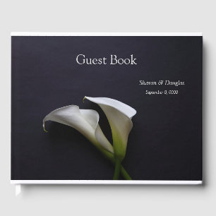 Livro De Visitas Lírios Calla sobre fundo escuro