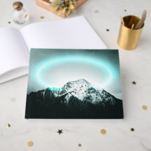 Misteriosa luz azul-neon da montanha nevada