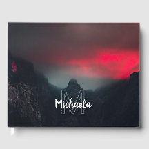 Monograma de nuvens, neblina e montanhas