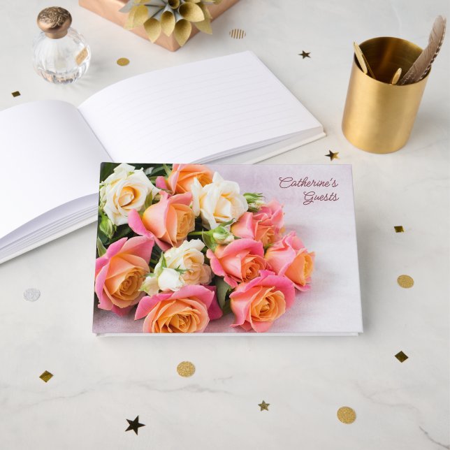 Livro De Visitas Nome Personalizado e Rosas Rosa de Texto e Brancas (Frente aberta)
