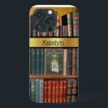 Livros Vintage na prateleira da biblioteca persona<br><div class="desc">Esta capa de telefone clássica tem uma fotografia de livros antigos em prateleiras de biblioteca de madeira. Você o personaliza com seu nome em uma faixa de folha de ouro revestida a preto. Obrigados para visitar a Digi-Zazzle It, meu compro de boutique online onde você encontrará uma mistura divertida de...</div>