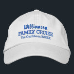 Localização e data personalizadas do Boné de Baseb<br><div class="desc">Cruze em estilo com este boné de baseball personalizado com o seu próprio texto. Atualmente,  lê "Seu nome" Family Cruise e a localização e data do seu cruzeiro. Altere facilmente o texto e essa cor. Excelente para aqueles dias ensolarados no andar de cima!</div>