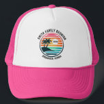 Logotipo de Reunião da Família | Boné Trucker<br><div class="desc">Chapéu de camionista personalizado divertido para comemorar suas férias tropicais, reunião familiar, solteiro ou festa de solteira, etc. Possui uma cena de praia vibrante com palmeiras. Uma maneira perfeita de comemorar essa viagem ou festa incrível. Personalize o nome, a localização e o ano do evento/evento/família.</div>
