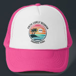 Logotipo de Reunião da Família | Boné Trucker<br><div class="desc">Chapéu de camionista personalizado divertido para comemorar suas férias tropicais,  reunião familiar,  solteiro ou festa de solteira,  etc. Possui uma cena de praia vibrante com palmeiras. Uma maneira perfeita de comemorar essa viagem ou festa incrível. Personalize o nome,  a localização e o ano do evento/evento/família.</div>