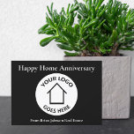 Logotipo Imobiliário Feliz Aniversário Casa Cartão<br><div class="desc">Esta placa chic Happy Home Anniversário é personalizada com o nome de sua empresa real e o logotipo de sua empresa sob a tipografia branca. Esses cartões pretos são perfeitos para enviar aos clientes que compram casa passados para lembrá-los de consultar amigos e familiares que estão querendo comprar ou vender...</div>