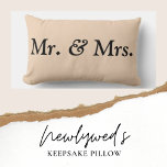 Lombar Almofada de Acento Casamento Sr. Sra. Off White<br><div class="desc">Esta almofada Sr. e Sra. é a adição perfeita para a cama ou sofá de recém-casados. Apresenta um design delicado, branco esbranquiçado com texto preto que diz "Sr." e "Sra." em tipografia elegante. Uma maneira adorável de mostrar seu status de relacionamento enquanto mantém a classe! Faz um ótimo presente de...</div>