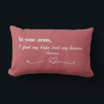 Lombar Almofada de Arremesso "Nos Seus Braços" Script Lov<br><div class="desc">Celebre o amor e a conexão com este design sincero que apresenta a citação atemporal: "Em seus braços, eu encontro minha esperança e meu céu." A combinação de letra elegante e fonte serifada clássica, posta contra um fundo vermelho suave e discreto, cria uma estética romântica e serena. Um coração delicado...</div>