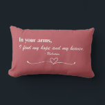 Lombar Almofada "In Your Arms" Script Love<br><div class="desc">Celebre o amor e a conexão com este design sincero que apresenta a citação atemporal, "Nos seus braços, encontro minha esperança e meu céu." A combinação de letra elegante e fonte serifada clássica, posta contra um fundo vermelho suave e discreto, cria uma estética romântica e serena. Um coração delicado e...</div>