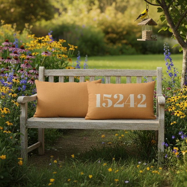 Lombar Almofada Laranja Exterior com Código Postal Person (Orange zip code outdoor pillow. Customize the location to show your own home's zip code.)