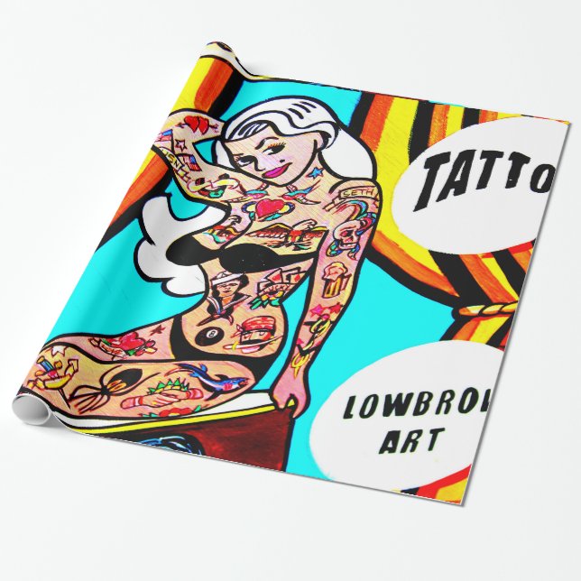 loura com papel de embrulho de arte corporal (Desenrolado)