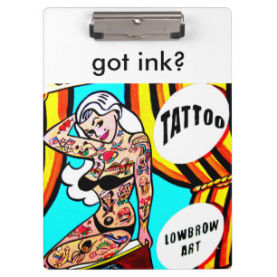 louro com prancheta dos tatuagens