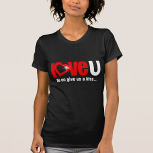 "Love U" nos dê um beijo na camiseta da menina ver