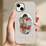 Loving Life with You Neutral Oval (Vida Adorável c<br><div class="desc">Simples capas de iphone moderna com foto e texto escrito à mão, "amar a vida com você". O modelo de foto é configurado para exibir sua foto em forma oval e com estrutura. A cobrir telefônica é impressa em verde, bege neutro e bronzeado - embora você seja bem-vindo a mudar...</div>