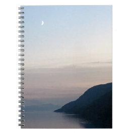 Lua sobre o caderno de Loch Ness