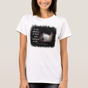 Luz contra o t-shirt escuro das citações