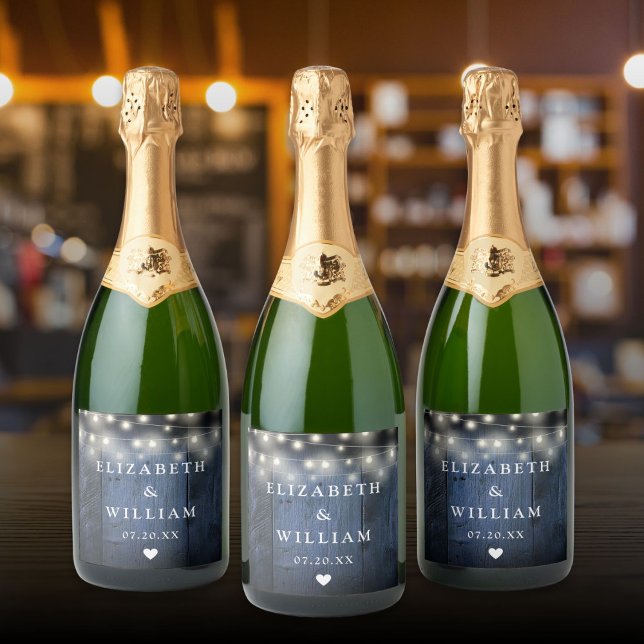 Luzes Azuis de Cordão Madeira Rústica Boho Casamen (Blue String Lights Rustic Wood Boho Barn Wedding Sparkling Wine Label)