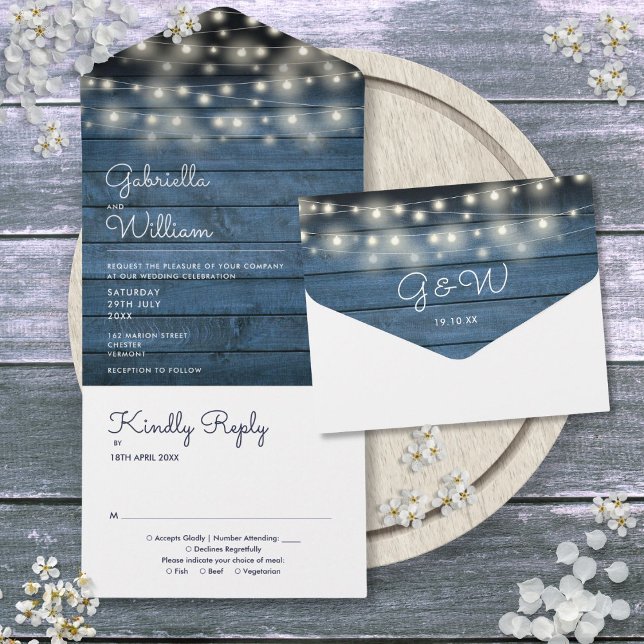 Luzes de Corda Azul Casamento Monograma Madeira Rú (String Lights Blue Rustic Wood Monogram Wedding All In One Invitation)