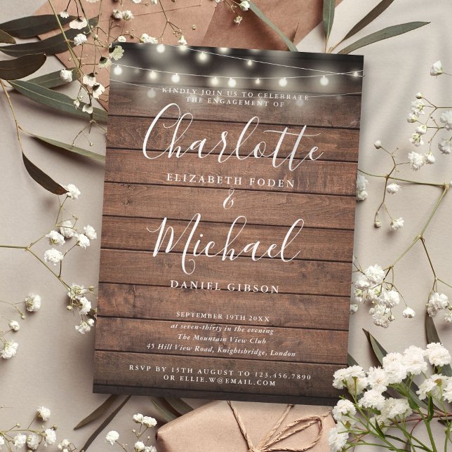 Luzes de Corda de Madeira Rústica Elegante Anúncio (Rustic Wood String Lights Chic Script Engagement Invitation)