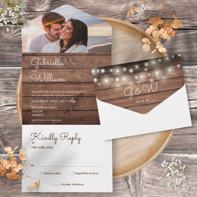 Luzes de Corda de Madeira Rústica Monograma Foto C (Rustic Wood String Lights Monogram Photo Wedding All In One Invitation)